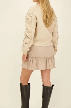 Beige Sweater Met Ruffle Mouwen 7 Beige Sweater Met Ruffle Mouwen -Mode Verkoop beige sweater with ruffled sleeves back