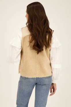 Beige Teddy Gilet Met Ritszakken -Mode Verkoop beige teddy gilet with zip pockets back