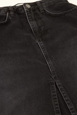 Zwarte Midi Denim Rok Met Split -Mode Verkoop black midi denim skirt with split detail