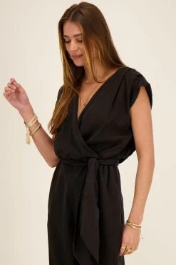 Zwarte Wikkel Jumpsuit Zonder Mouwen -Mode Verkoop black sleeveless wrap jumpsuit closeup