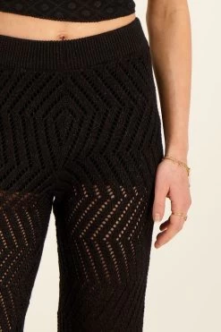 Zwarte Zigzag Flared Broek Met Lurex -Mode Verkoop black zigzag flares with lurex closeup