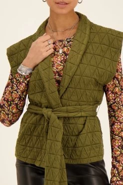 Donkergroen Gilet Gewatteerd -Mode Verkoop dark green padded gilet close up elise