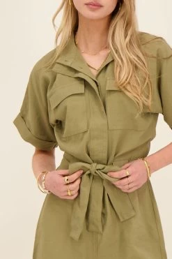 Donkergroene Playsuit Met Borstzakken 10 Donkergroene Playsuit Met Borstzakken -Mode Verkoop dark green playsuit with chest pockets closeup