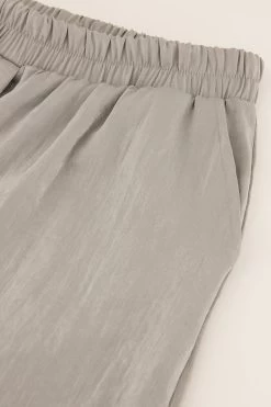 Zilveren Broek Wijde Pijpen Met Zakken -Mode Verkoop gray pants wide legs with pockets and elastic detail