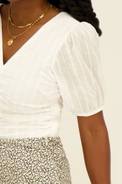Witte Top Met Structuur & Plooien -Mode Verkoop product images white textured top with creases close up