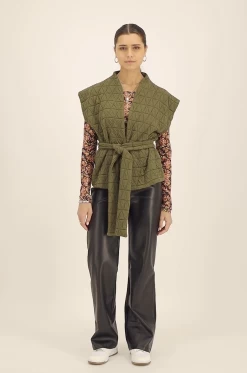 Donkergroen Gilet Gewatteerd -Mode Verkoop schermafbeelding 2023 02 09 om 17.03.19