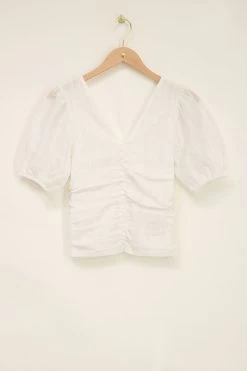Witte Top Met Structuur & Plooien -Mode Verkoop white textured top with creases